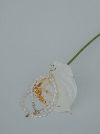 Perly. Moje láska. Nejčastěji je do šperků zpracovávám pomocí šňůrové techniky. A uzlíky? Ty mezi perlami na pevných...