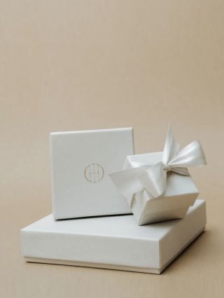 Je to pokojíček pro šperky z mého ateliéru. Je ochranným objetím, které je provází na cestě vám. Je to malé tajemství,...